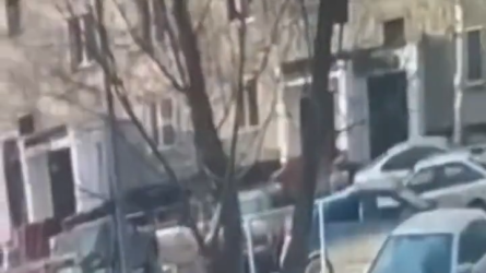 В Павлодаре камера зафиксировала нападение на школьника в подъезде