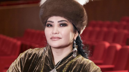 «Арасында Сара Тоқтамысова, Мөлдір Әуелбековалар бар»: Айгүл Елшібаева хиджабтың үстінен тақия киетіндерді сынады