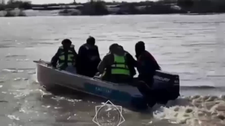 В Актюбинской области более 200 человек на лодках переправили в безопасное место