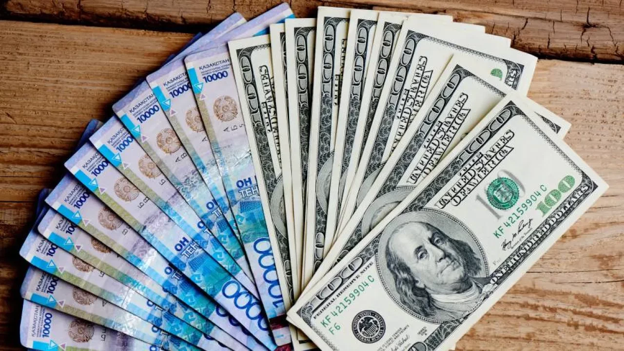 Курс доллара в Казахстане резко снизился: что повлияло на падение