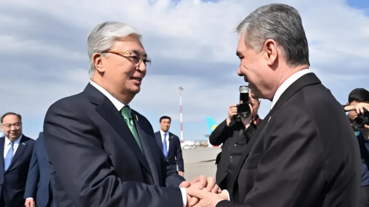 Президент встретил Бердымухамедова в аэропорту Туркестана