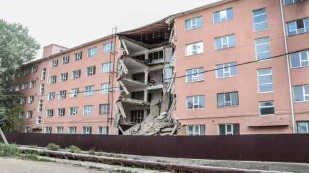 В Атырау обрушилась часть студенческого общежития