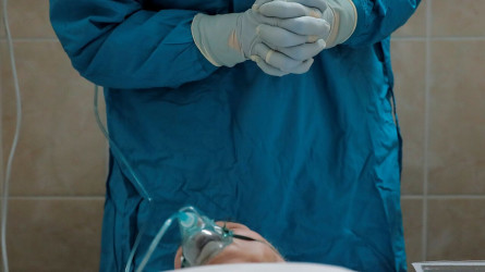 Ауруханадағы комедия: 62 жастағы ер адамның жамбасынан күлімдеген бет шықты