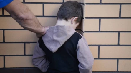 «Әкесі 11 жастағы ұлын атып, оны ешкімге айтпауын сұраған»: Мектеп дәрігерлері баланың бойындағы сұмдықтан шошыды