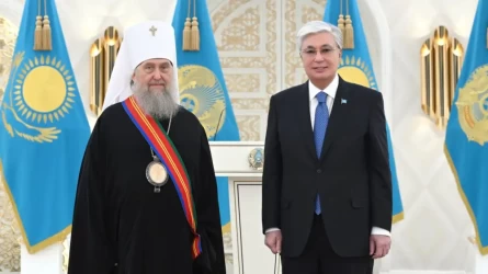 Президент наградил митрополита Александра