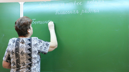 БҚО мектептерінде зейнет жасындағы мұғалімдерді өтемақысыз жұмыстан шығарған
