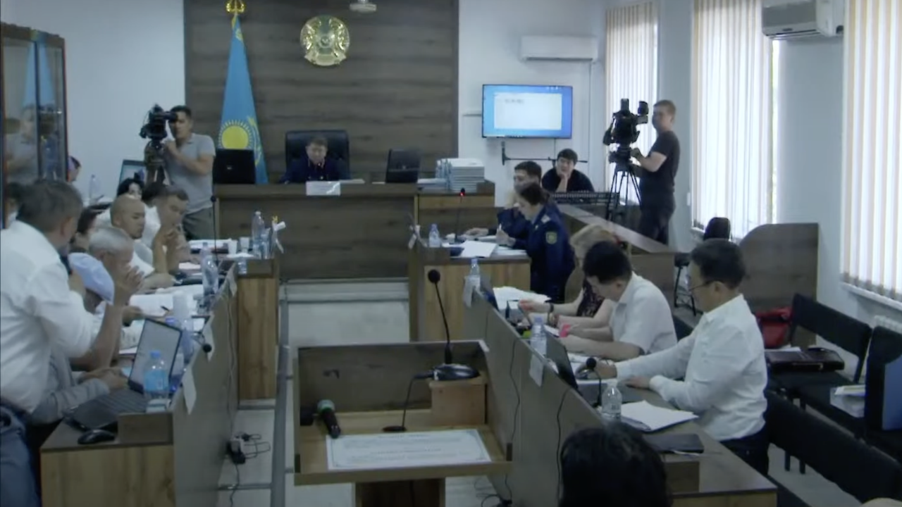«Шерзатты шатастырып ұрып кетіппін»: Сотта күдікті Белқожаев жауап беріп жатыр
