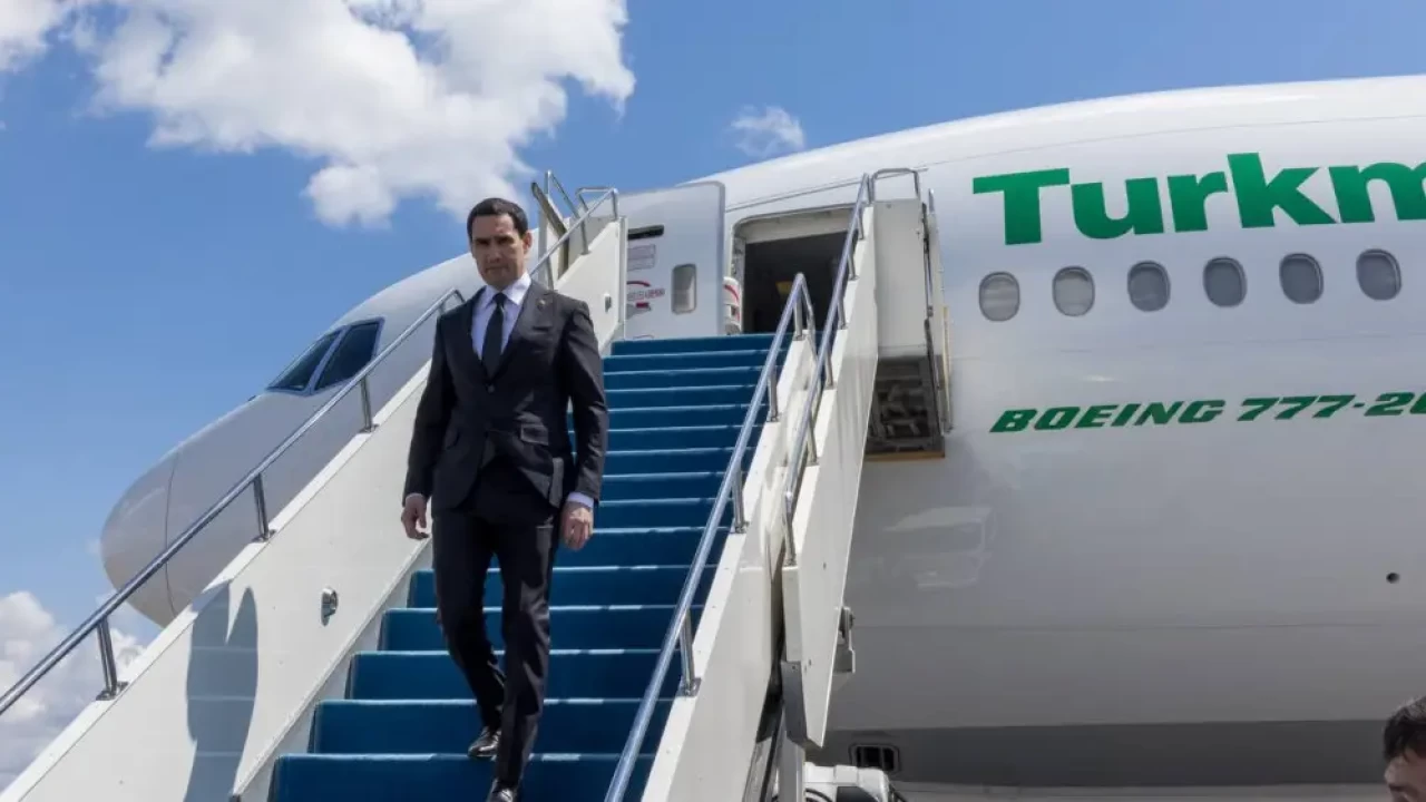 Президент Туркменистана прибыл в Астану для участия в саммите