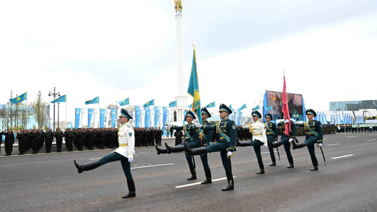 Әскери парадта Рақымжан Қошқарбаев тіккен тудың көшірмесі алаңға шығарылды