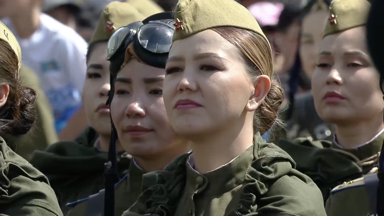 Хиуаз Доспанова, Мәншүк Мәметова, Әлия Молдағұлованың ізбасарлары парадта сап түзеді