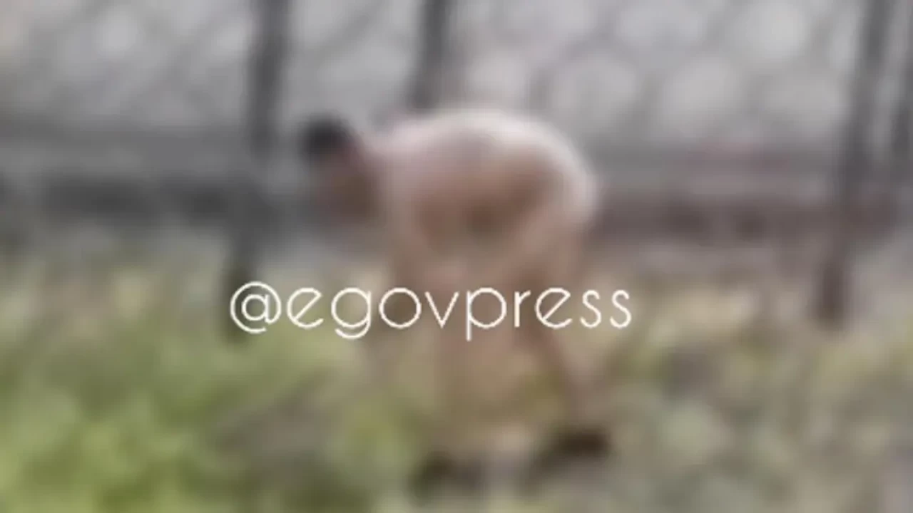 Оралда жазасын өтеуші түрме ауласында жалаңаш жүрген (ВИДЕО)