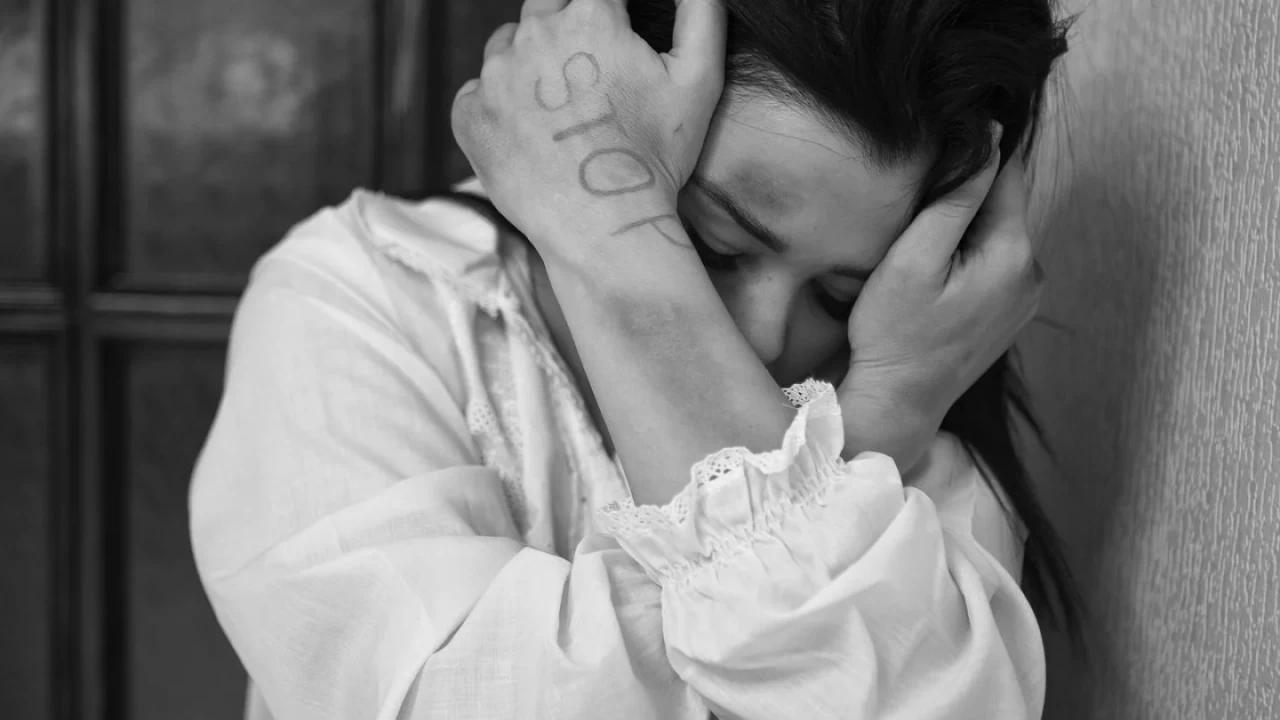 Дене шынықтыру мұғалімі 14 жасар қызды зорлады деген күдікке ілінді
