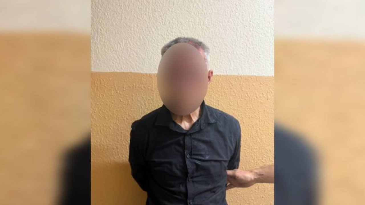 Психдиспансерде есепте тұрған ер адам полицейдің мойнын орып жіберген