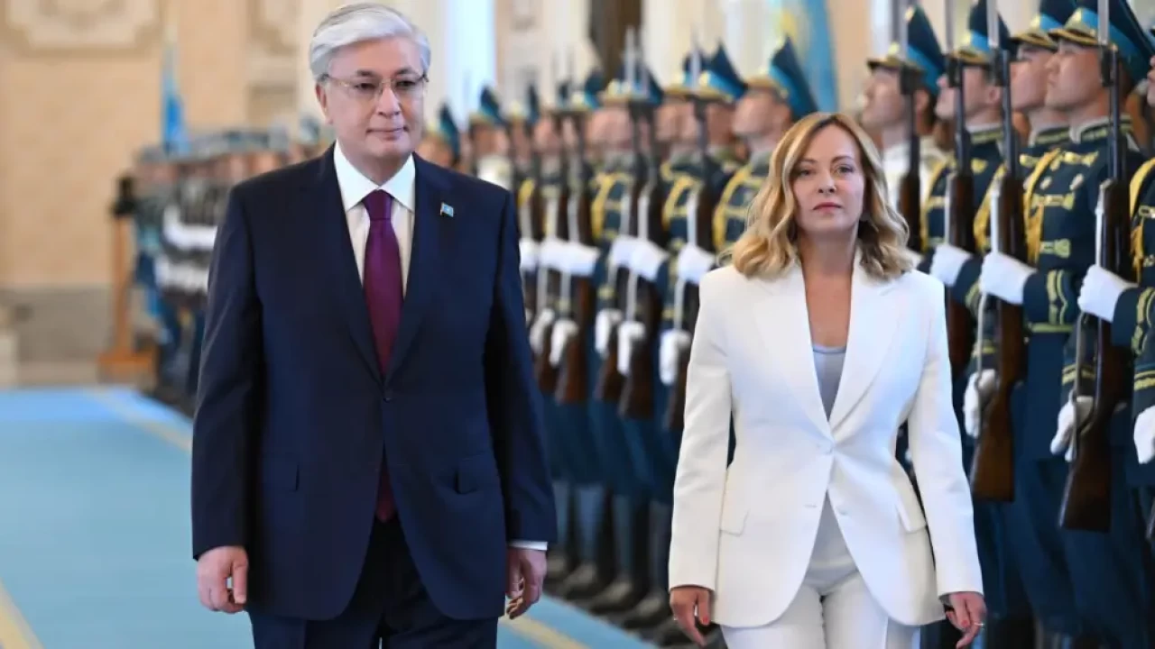 Премьер-министра Италии торжественно встретили в Акорде