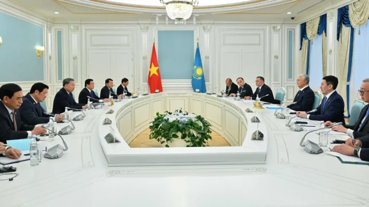 Президент провел переговоры с генсеком компартии Вьетнама