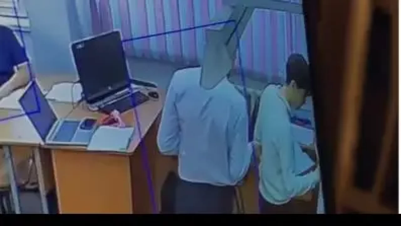Оқушының арқасына үшкір зат тыққан мұғалім кінәсіз деп танылды