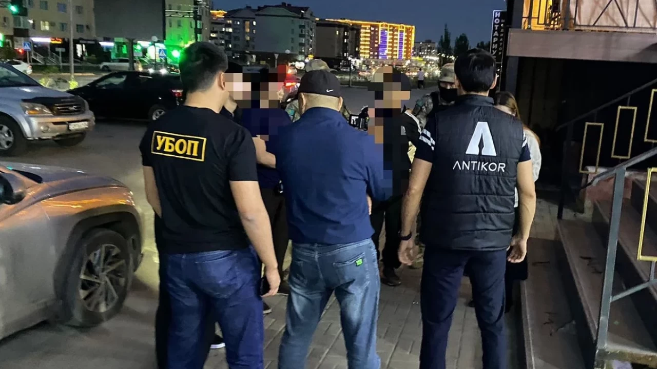 Ақтөбеде бизнесмендерді бопсалаған «Антикор қызметкері» ұсталды
