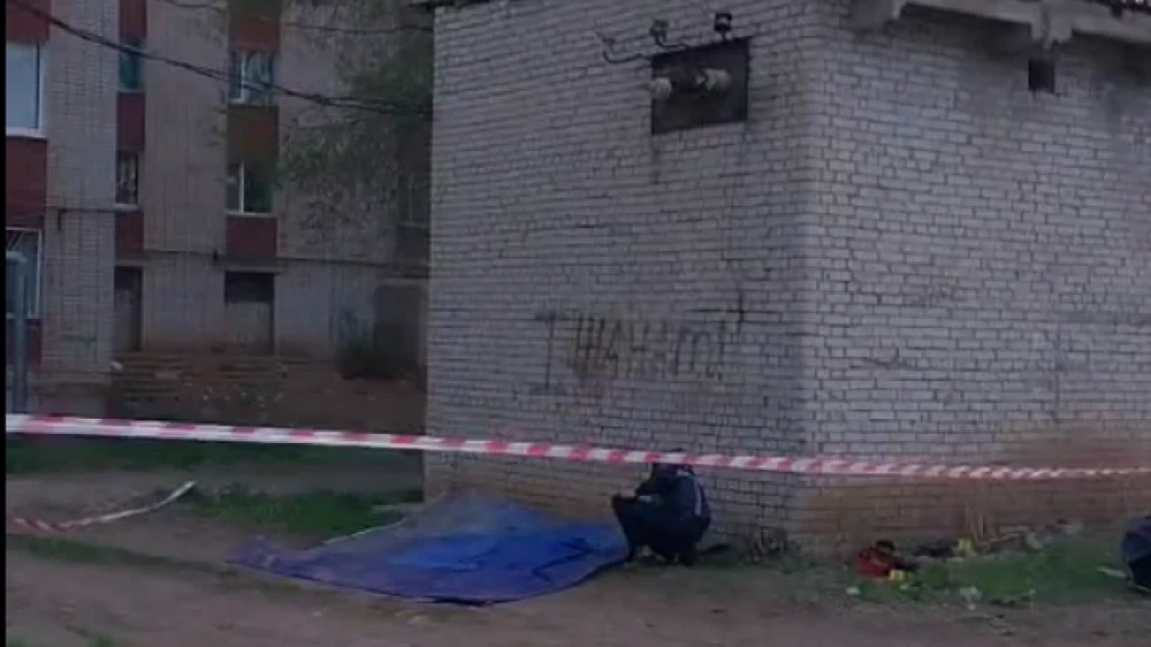 «Жағдайы ауыр»: Оралда доп теуіп жүрген баланы ток ұрды