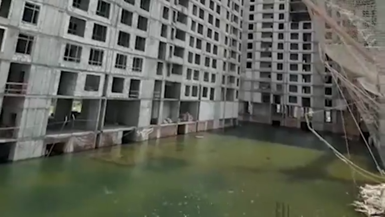 Долгострой затопило в Астане