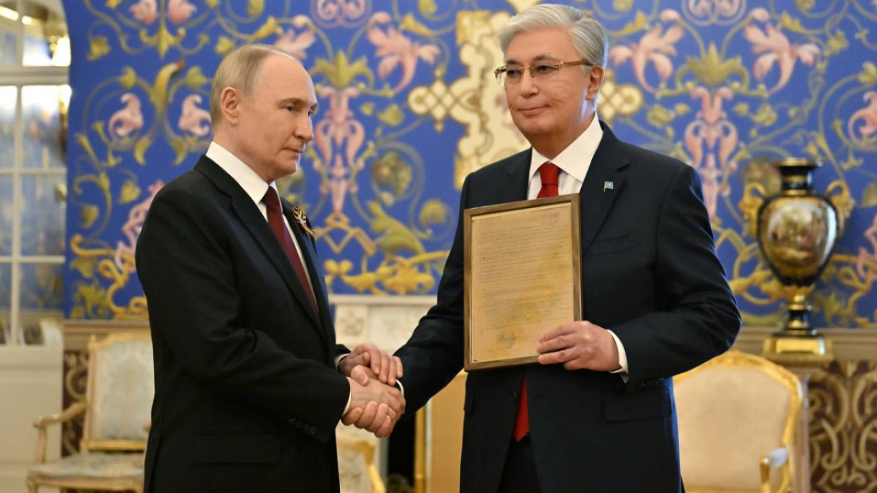 Путин гвардия сержанты Кемел Тоқаевты марапаттау парағын табыстады