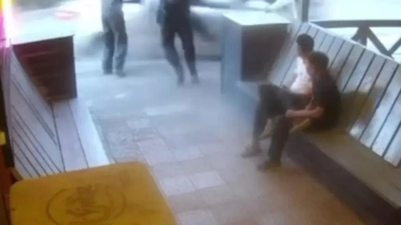 Сәтбаевта мас адам бір топ жасөспірімді қағып кеткен (ВИДЕО)