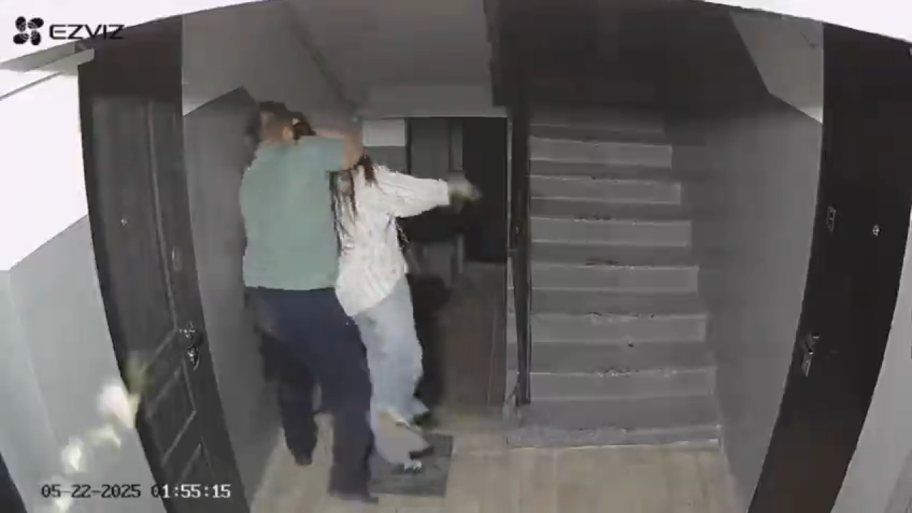 На видео попало нападение на девушку в подъезде