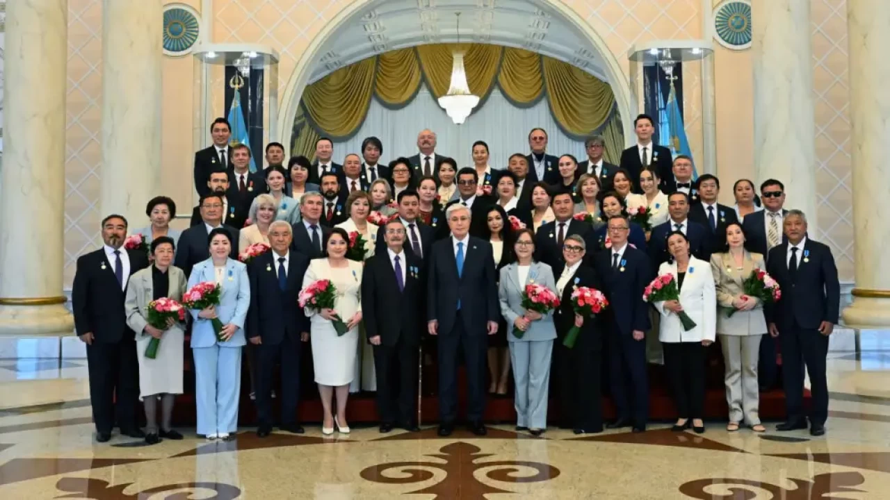 Казахстанские певцы и артисты получили награду от Токаева