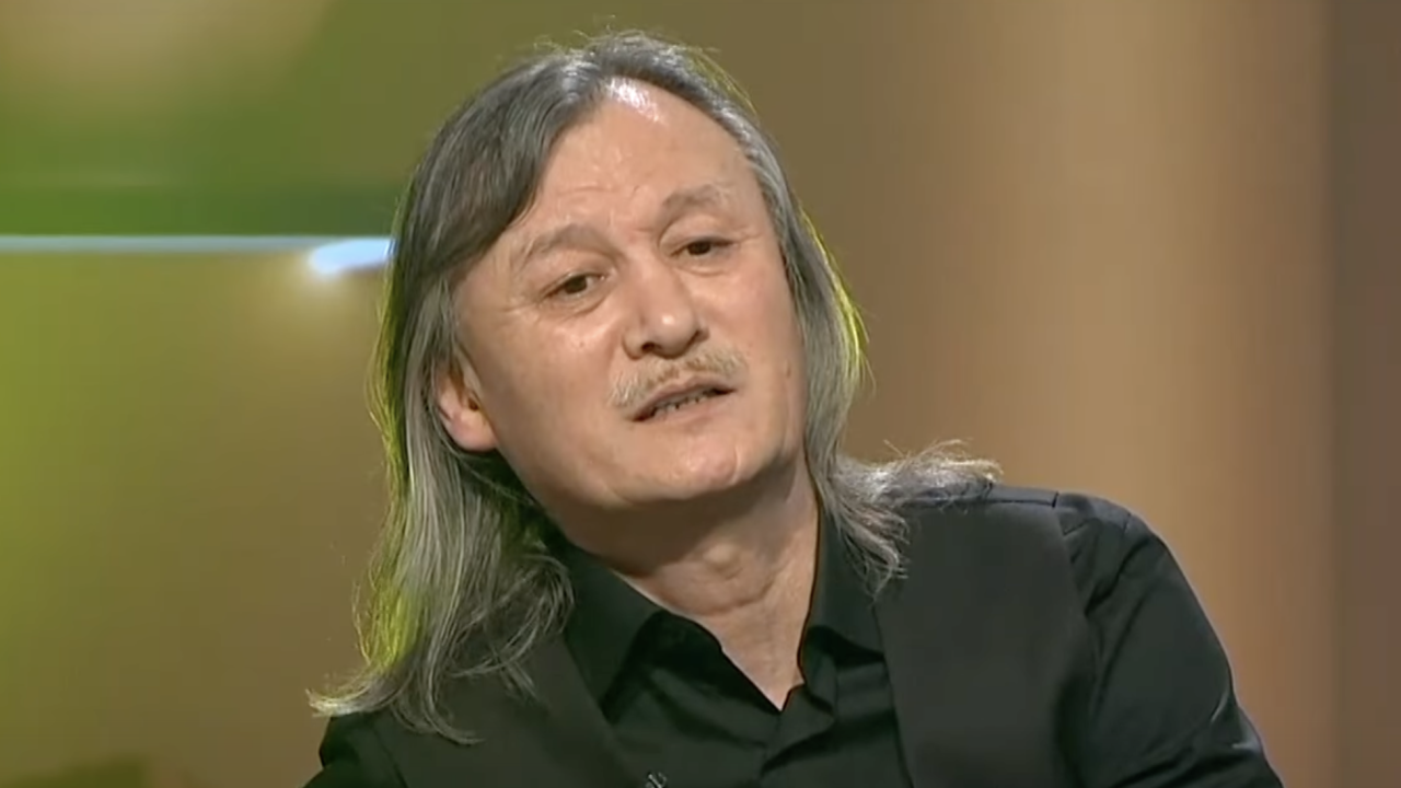 «Көріпкелдің арқасында»: Ұлықпан Жолдасов неліктен шашын қысқартпайтынын түсіндірді
