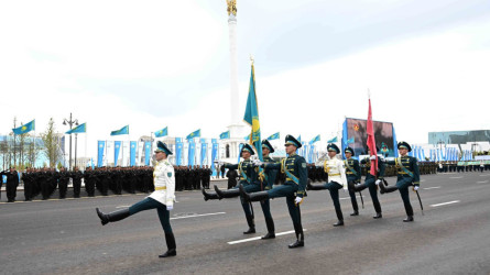 Әскери парадта Рақымжан Қошқарбаев тіккен тудың көшірмесі алаңға шығарылды