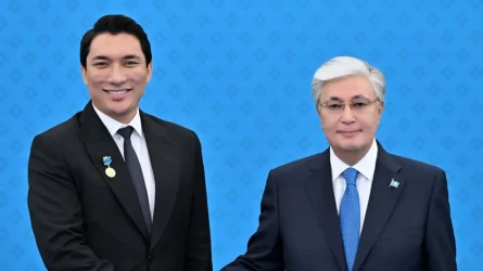 Әлішер Каримов президенттің қолынан Халық әртісі атағын алды (ФОТО)