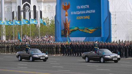 Бүгінгі шеруде заманауи әскери техникалар көрсетілді