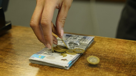 Астанада жасөспірімнен ақша бопсалаған төрт адам 10 жылға сотталды