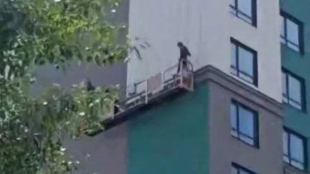 В Костанае бастующим на высоте строителям подняли пакет с деньгами на веревке