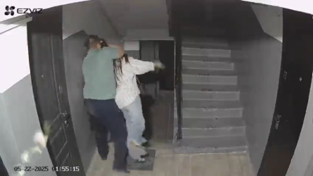 На видео попало нападение на девушку в подъезде