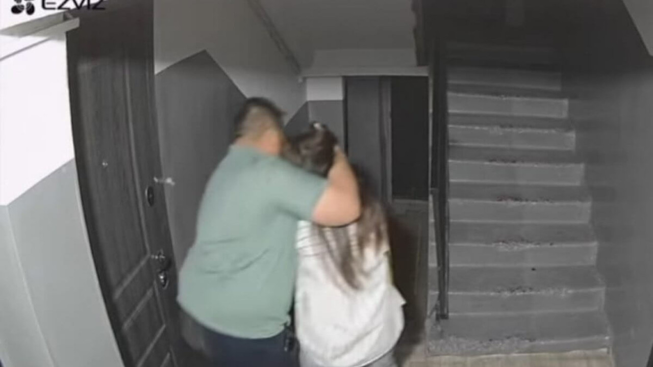 Сәтбаев қаласында подъезде ер адам қызға шабуыл жасады (ВИДЕО)
