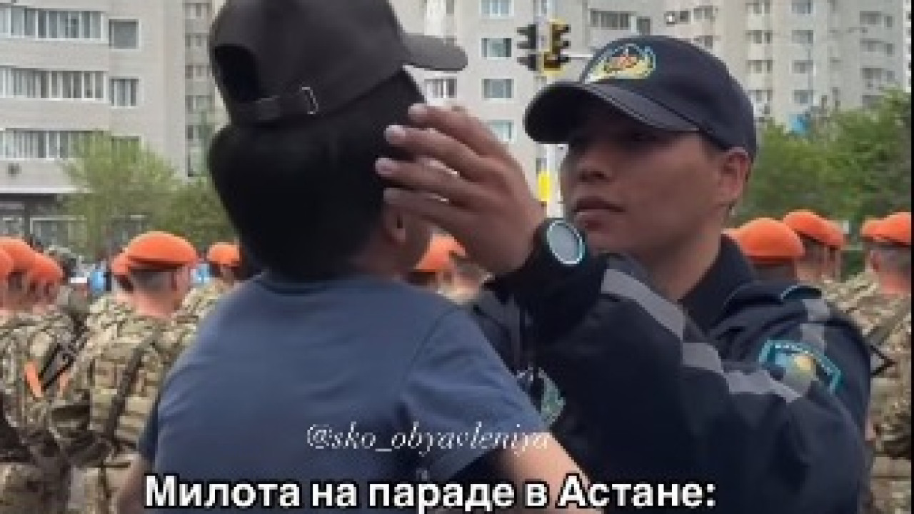 Никогда не поздно отдать воинский долг: гвардеец из Астаны стал героем интернета после трогательного поступка на параде