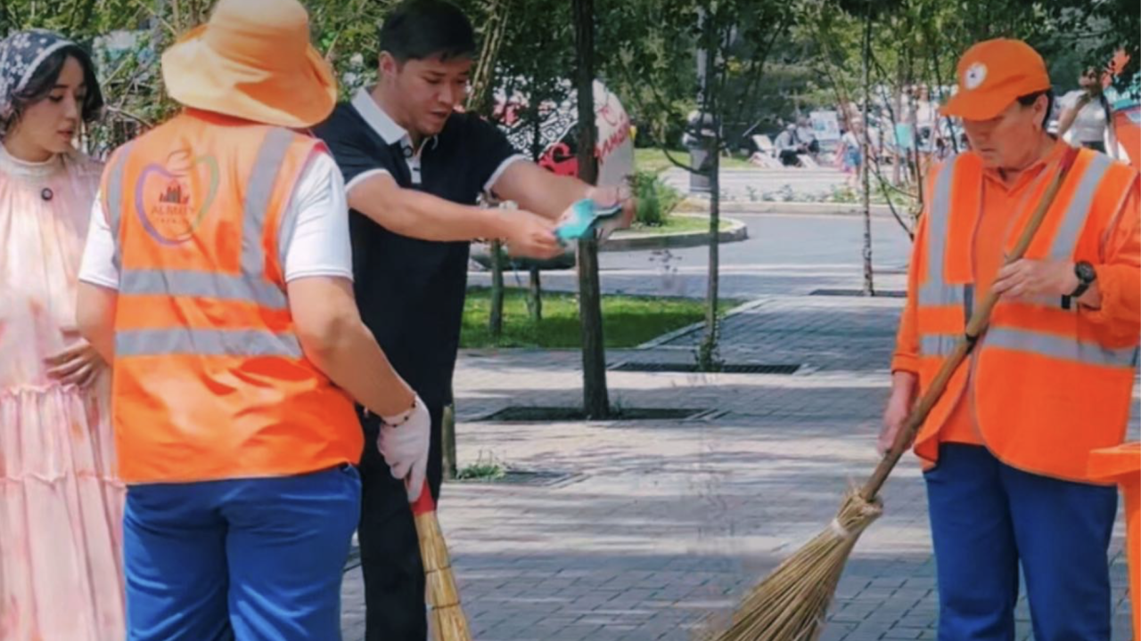 «Хайп үшін кісі өлтіруге барады»: Блогердің көше тазалаушыларды қорлағаны жұрттың ашуына тиді