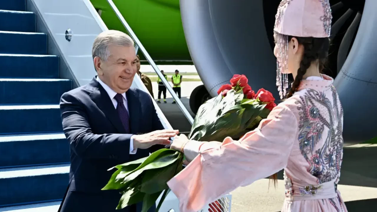 Президент Узбекистана прилетел в Астану