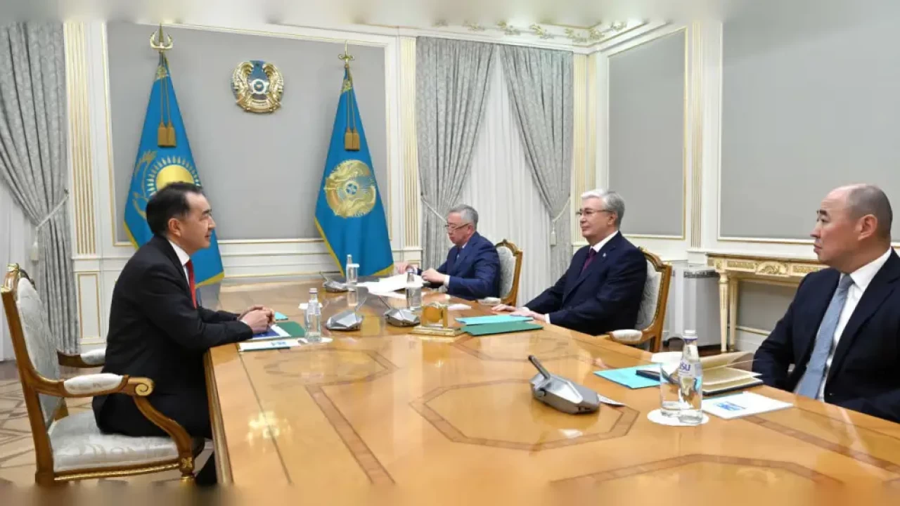Президент Токаев провёл встречу с председателем коллегии ЕЭК Бакытжаном Сагинтаевым