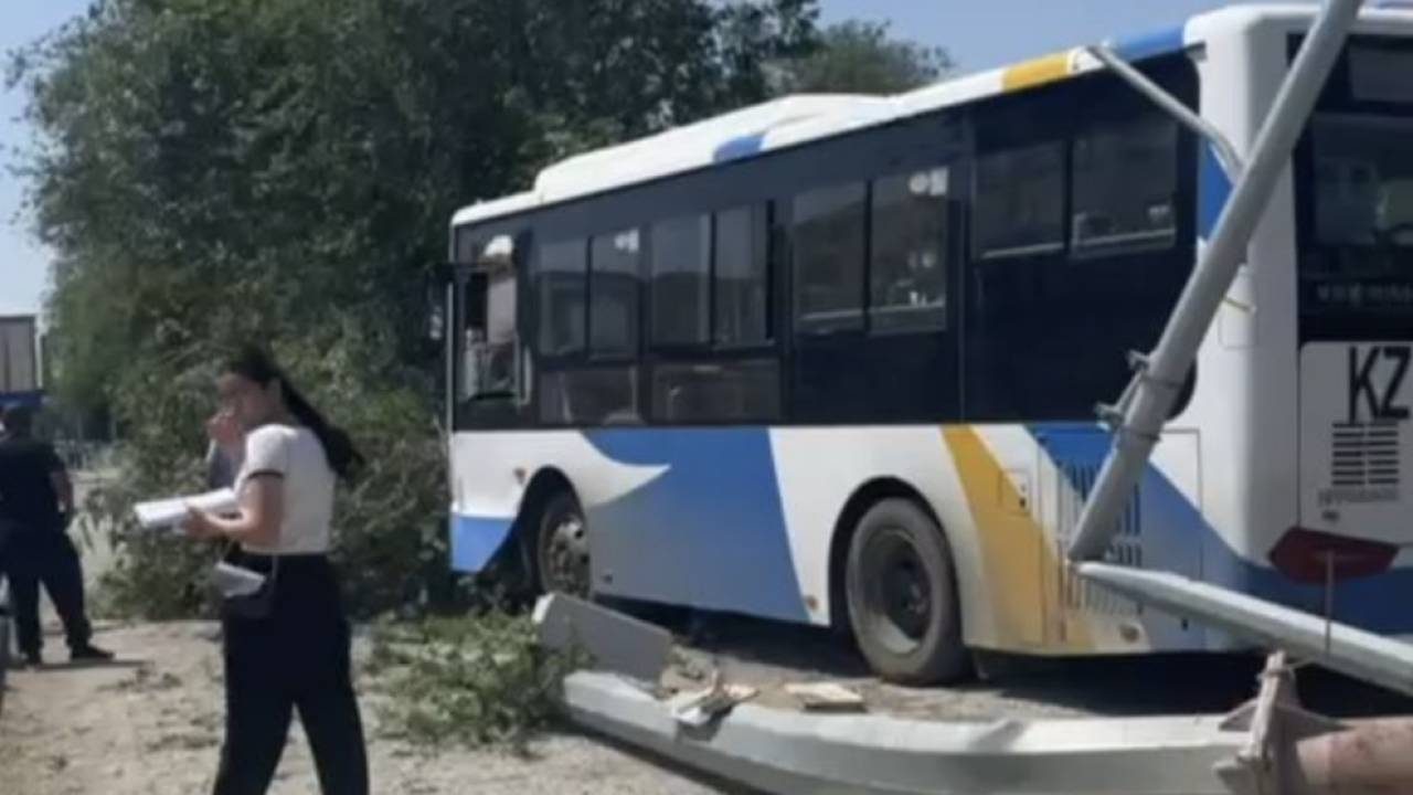 «Алты жолаушы ауруханада»: Құлсарыда автобус жол шетіне шығып кетті