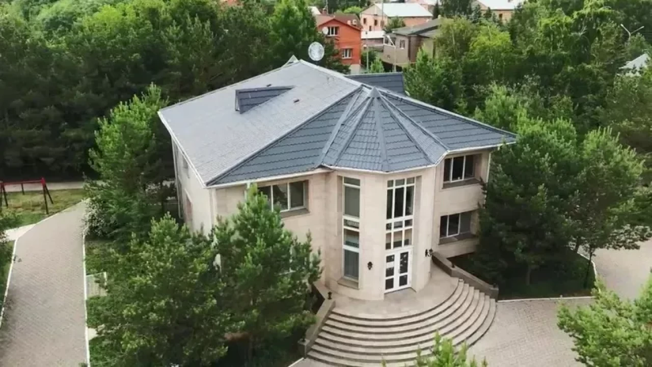 Антикор шенеуліктен тәркілеген зәулім үйді көрсетті: Қайтарылған мүлік кімге беріліп жатыр?