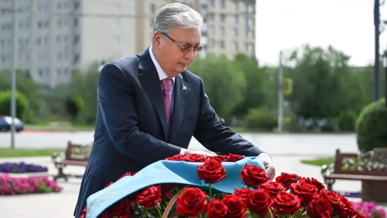 "Я специально приехал": Токаев почтил память Алии Молдагуловой в Актобе