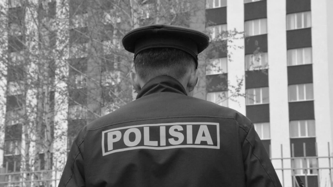 Оралда 22 жастағы полицей өз үйінің ауласында суицид жасаған