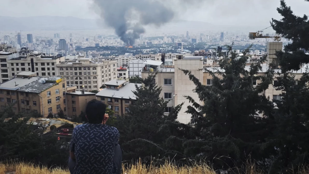 «Жаппай Каспийге бет алды»: Израиль шабуылынан кейін мыңдаған адам Ираннан қашуда