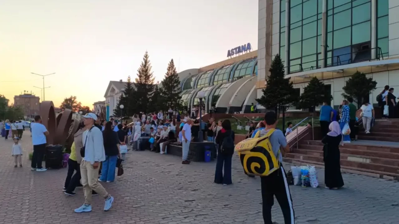 На железнодорожном вокзале в Астане эвакуировали пассажиров из-за сообщения о бомбе