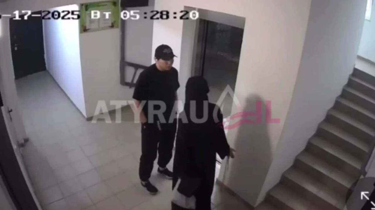 Атырауда ер адам подъезде никабтағы қызды аяусыз соққыға жыққан (ВИДЕО)