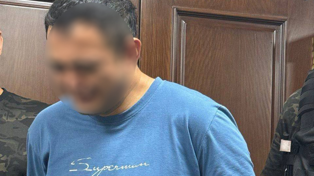 Белгілі блогер өгей қызын айлар бойы зорлаған