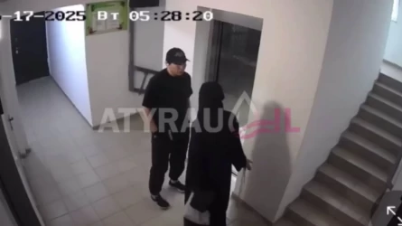 Атырауда ер адам подъезде никабтағы қызды аяусыз соққыға жыққан (ВИДЕО)