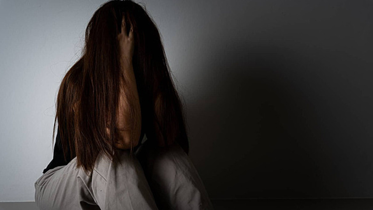 «Түн ортасында аулада отыр»: Ақмолада мүгедектігі бар әйел туыстарына ренжіп үйден кетіп қалған