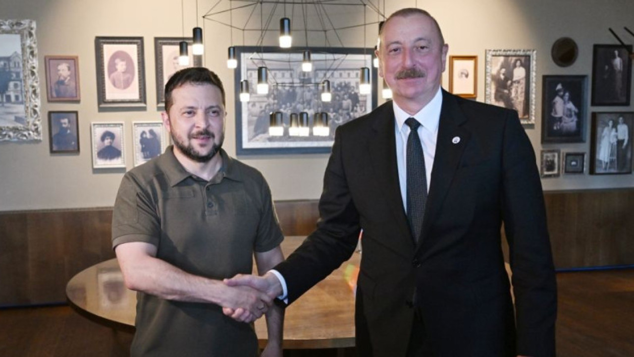 Зеленский Ресеймен текетіресіп жатқан Әзербайжан президентіне қолдау білдірді